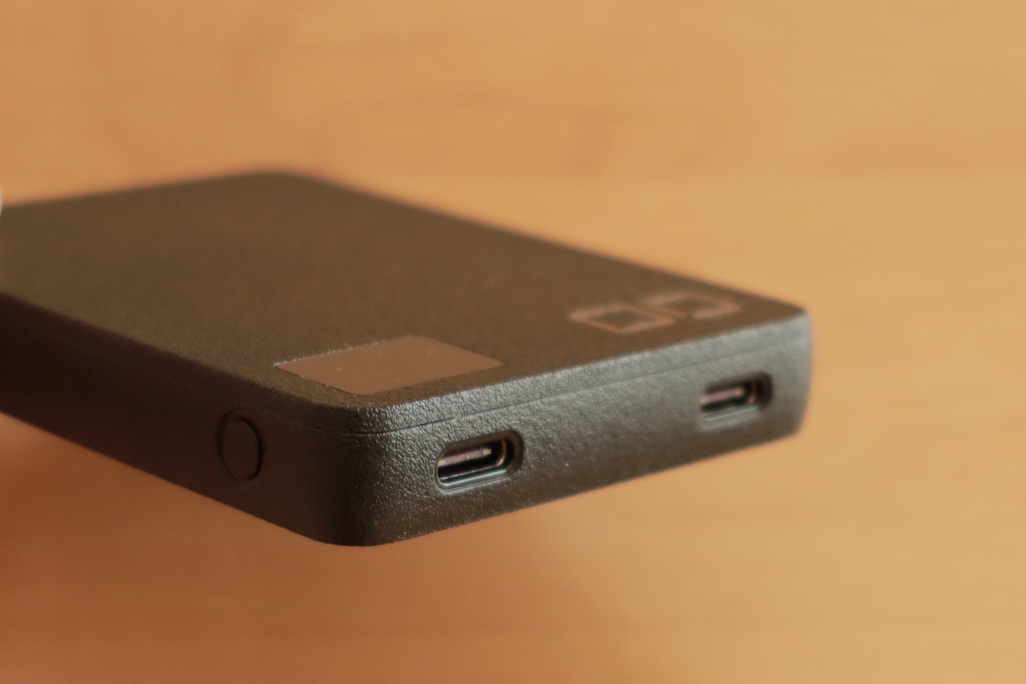 CIO SMARTCOBY SLIMの側面にある二つのUSB-Cポートと電源ボタンの接写
