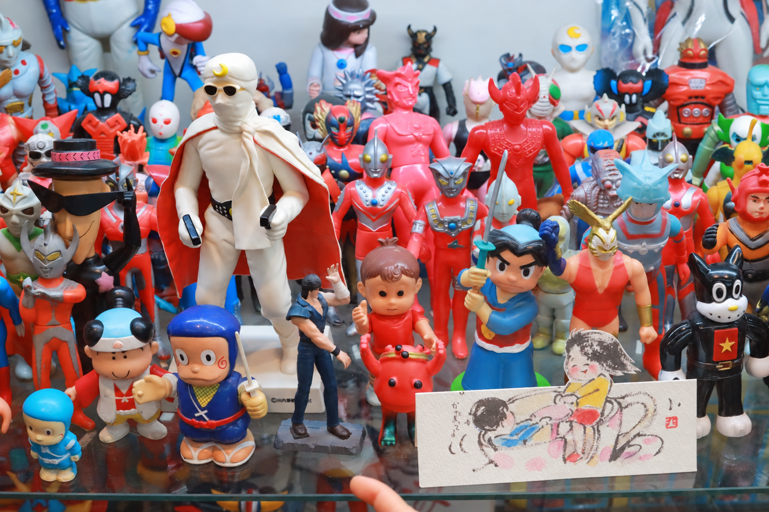 ガラスケースに所狭しと並ぶ、さまざまなキャラクターの人形